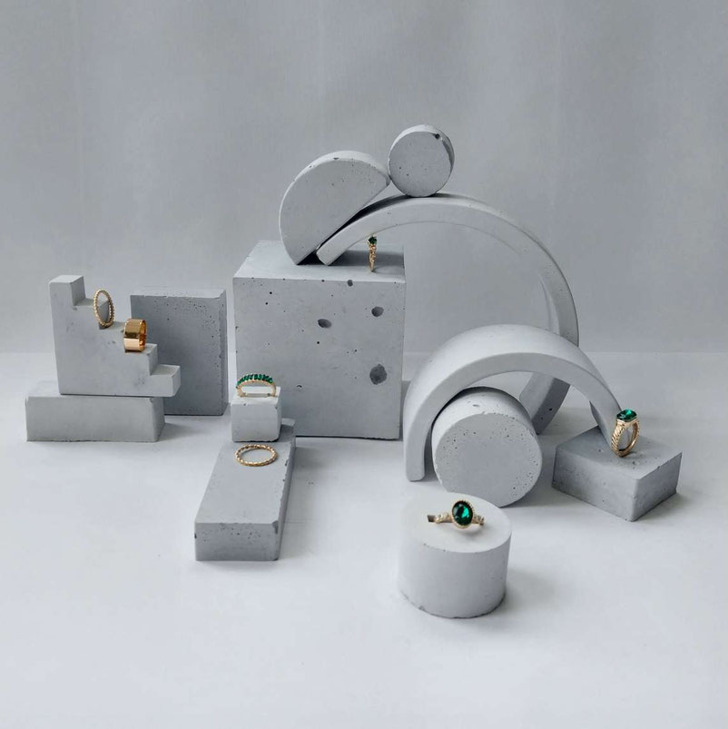 Ein einzigartiges Schmuckdisplay aus Standardformen aus unserem Shop, individuell angepasst mit kundenspezifischer Textur und Farbton. Ein einzigartiges Schmuckdisplay aus Standardformen aus unserem Shop, individuell angepasst mit kundenspezifischer Textur und Farbton.