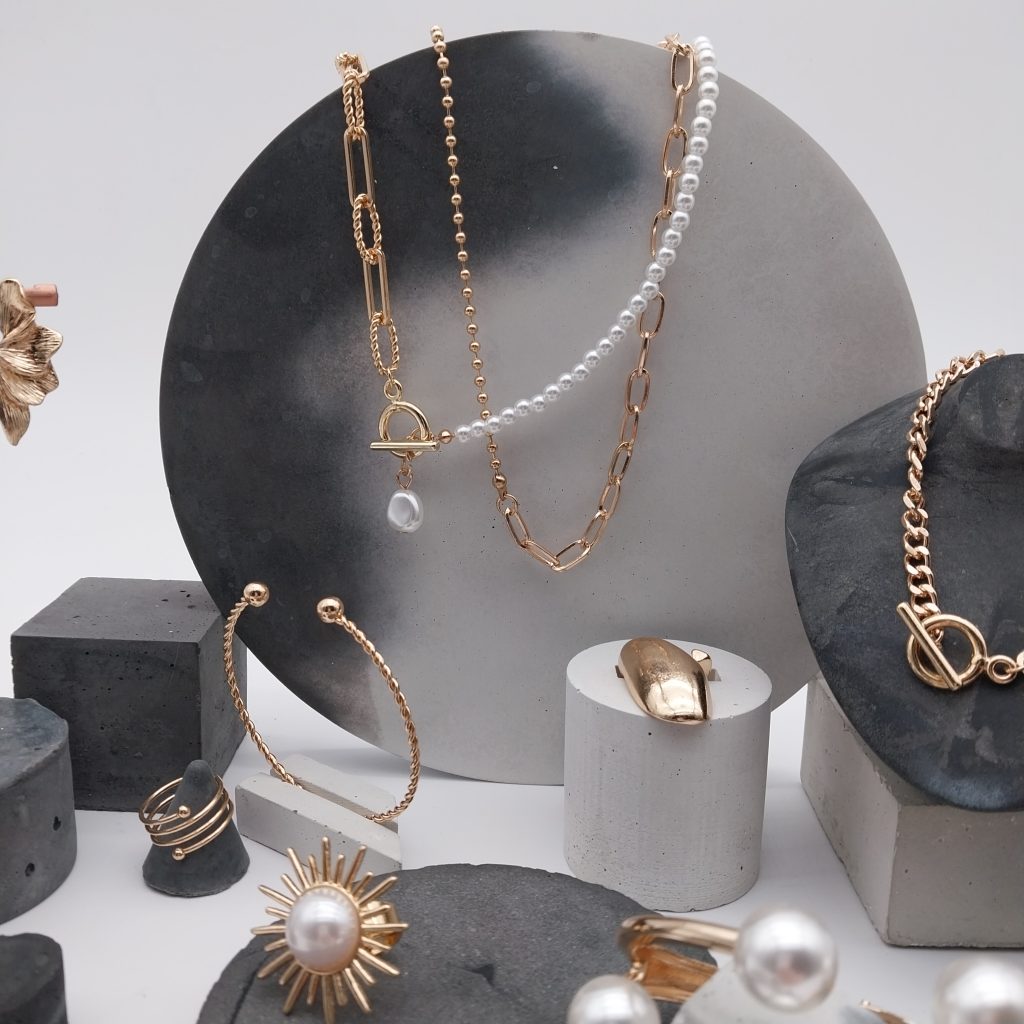 Beton Schmuckpräsenter mit Beispielschmuck Beton Schmuckpräsenter mit Beispielschmuck