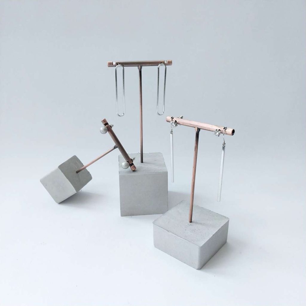 Ohrringdisplay Ständer mit Kupfer T-Stande für 4 Ohrringe von Pasinga Props Kupfer Metall T-Stange mit hellgrauem Beton Stand in geometrisches Formen von Pasinga Props