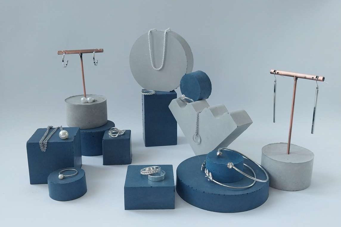 Schmuckdisplay Beispiel zum blogpost: Wie du Schmuck für Etsy professionell fotografierst von PasingaProps Blaue und Graue Geometrische Betonformen von PasingaProps als Schmuckdisplay