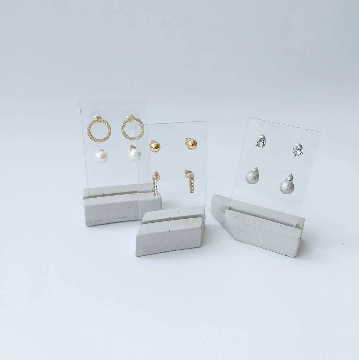 Ohrring Kartenständer Schmuckdisplay Beispiel zum blogpost: Wie du Schmuck für Etsy professionell fotografierst von PasingaProps Graue geometrische Ständer aus Betonstein mit klaren Ohrringkarten als Foto Prop oder Shop Display