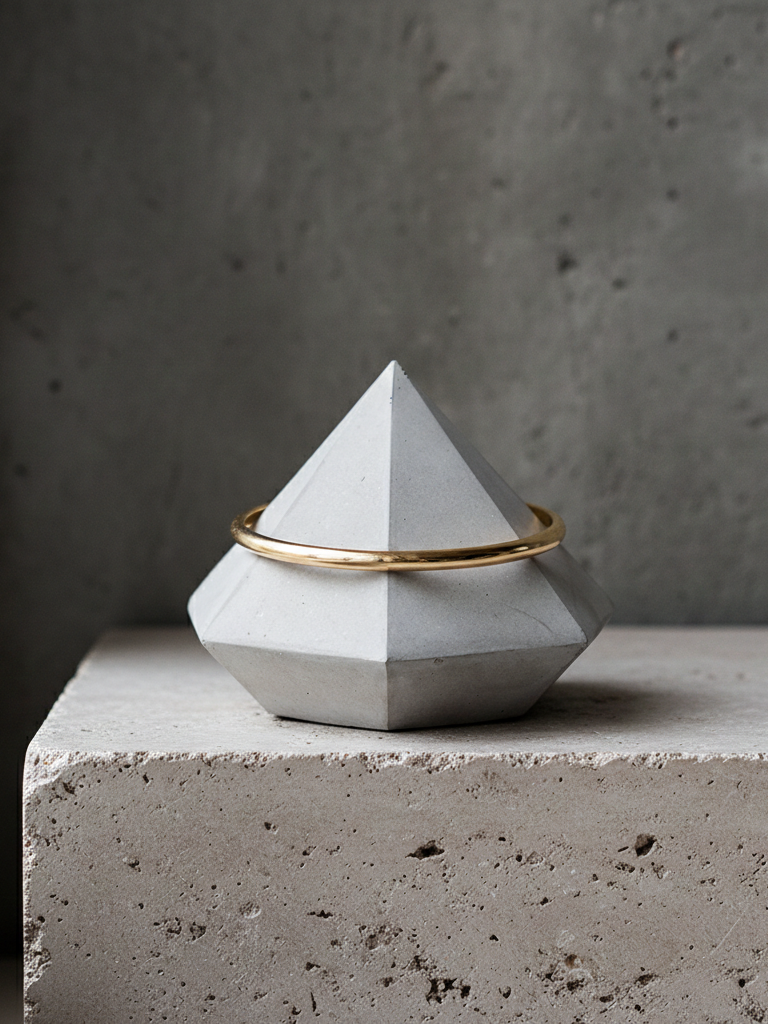 Beton Diamant Skulptur als Armanddisplay Beton Diamant Skulptur als Armanddisplay mit Beispielschmuck