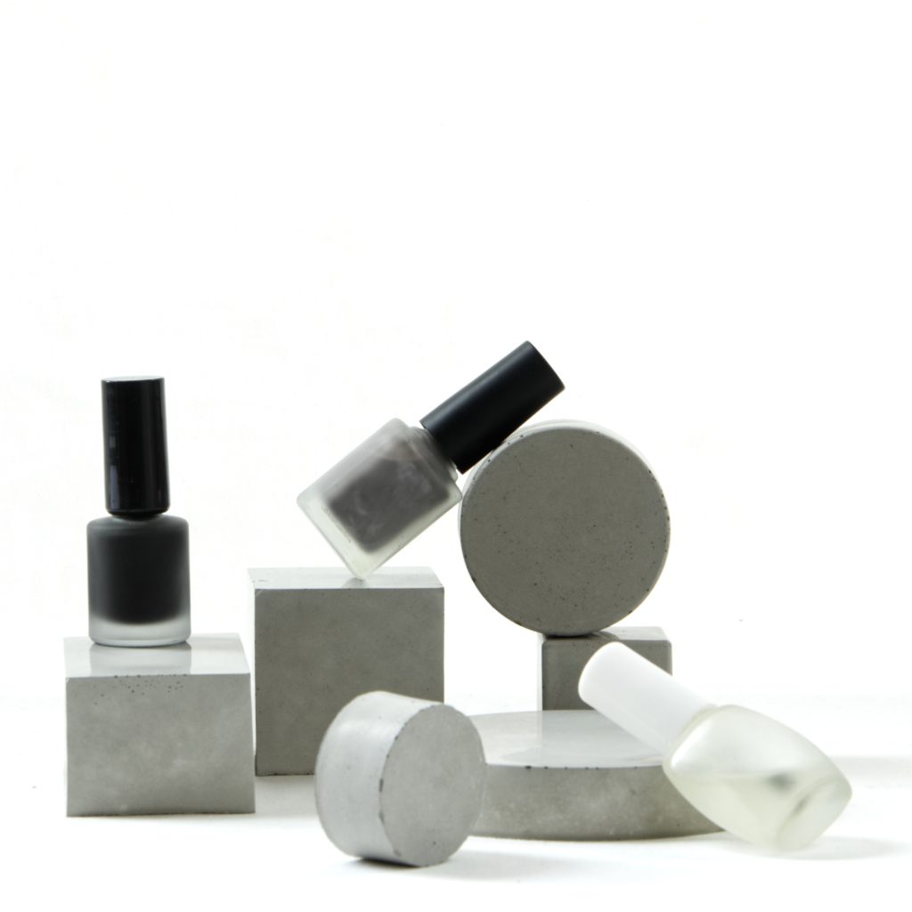 Harmonisches Produktstyling mit geometrischen Beton Display Props