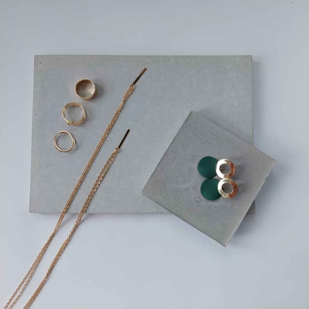 Betonfläche und geometrisches Beton-Prop als Hintergrund für eine minimalistische Produktinszenierung