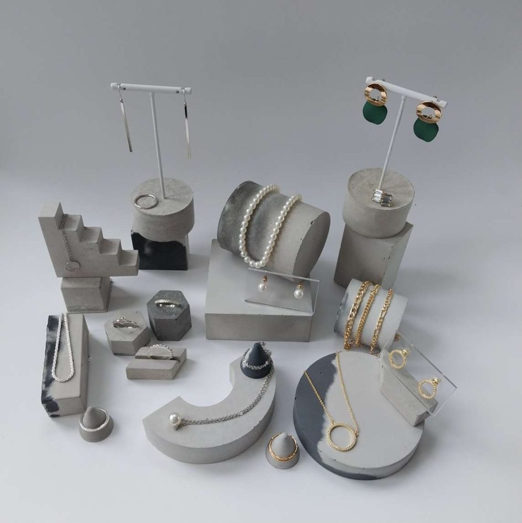 Verschiedene geometrische Beton-Props von PASiNGA für Produktfotografie und Produktstyling