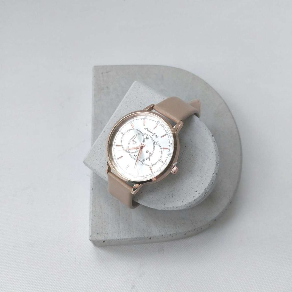 Halbrunde Beton Untersetzer von PasingaProps in hellgrau setzen diese Uhr [Kostümschmuck :D ] in Szene