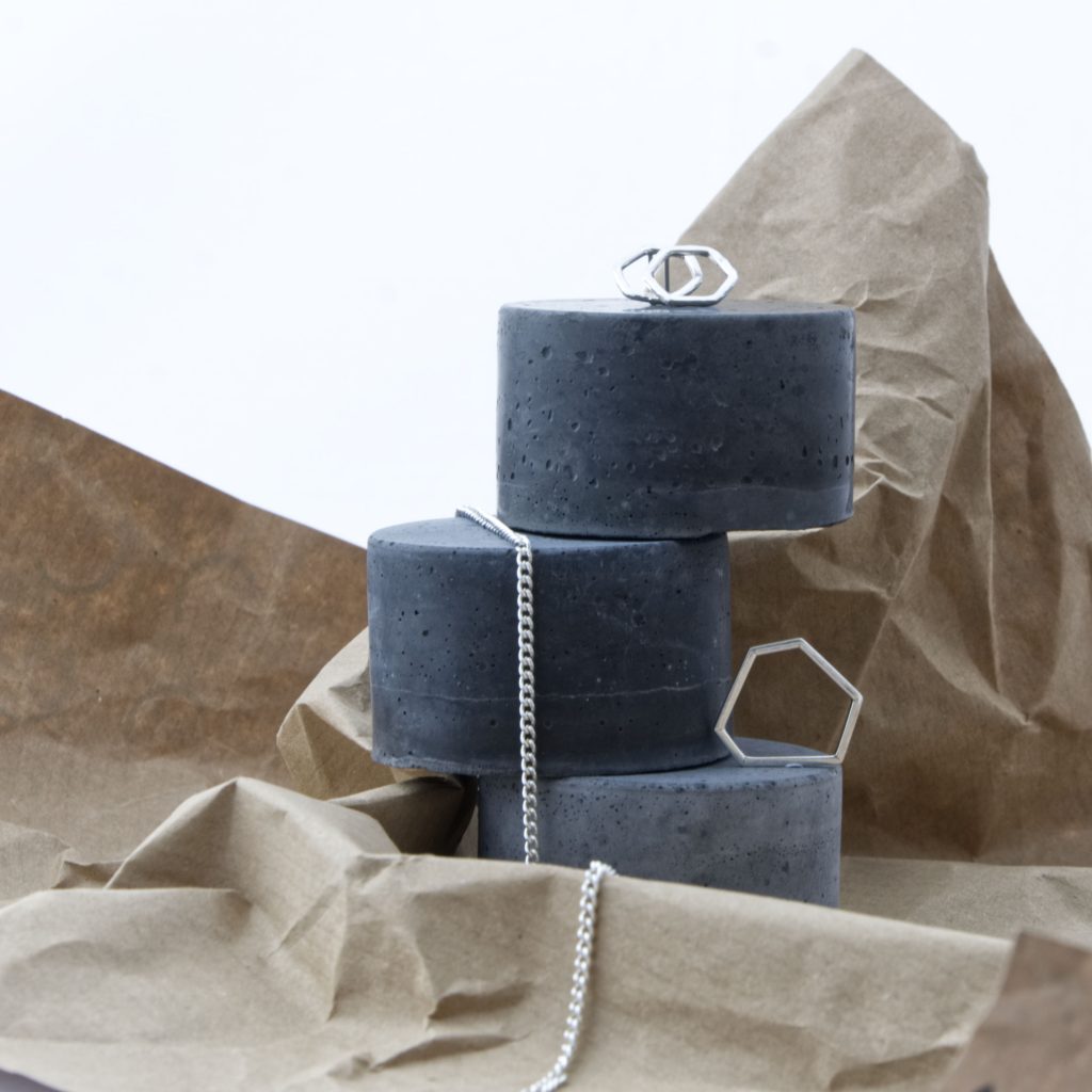 Braunes Papier als Texture im Kontrast zu den dunklen Betonzylindern von PasingaProps die den Schmuck präsentieren. Braunes Papier als Texture im Kontrast zu den dunklen Betonzylindern von PasingaProps die den Schmuck präsentieren.