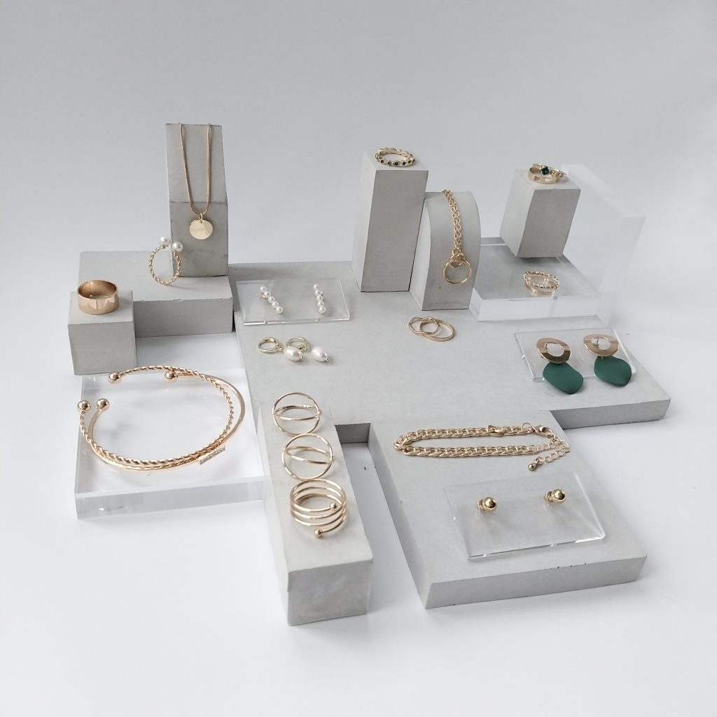 Display Anfertigung für eine Kollektion, im Rahmen der Produktion wurden diese Aufnahme mit Kostümschmuck zur Illustration der Podeste erstellt. Display Anfertigung aus hellgrauen geometrischen Beton und Acryl Schmuckständern für eine Kollektion, im Rahmen der Produktion wurden diese Aufnahme mit Kostümschmuck zur Illustration der Podeste erstellt.