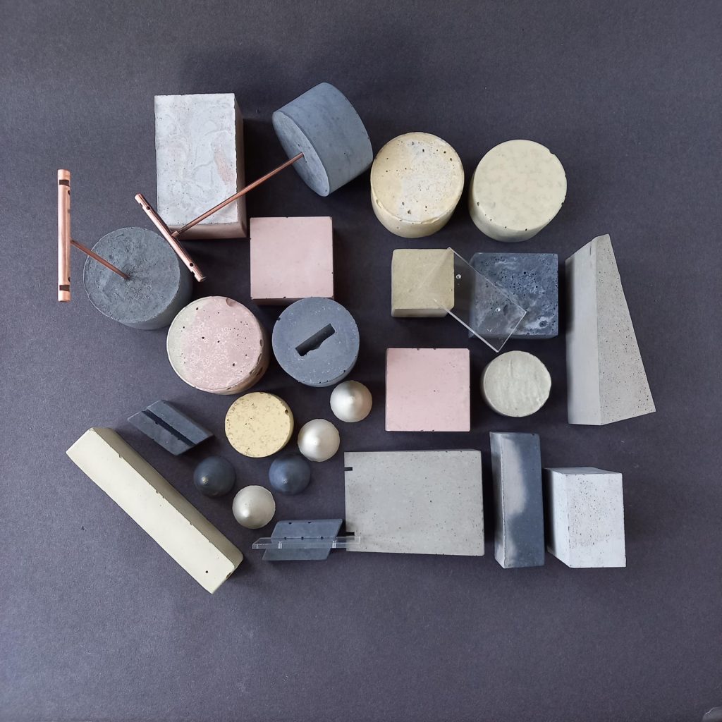 Farbige geometrische Beton Podeste zur Schmuckpräsentation
