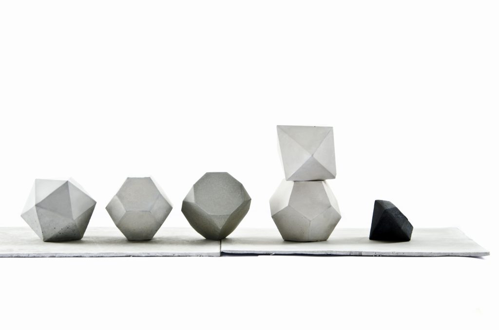 Eine Reihe von geometrischen Beton Skulpturen von PASiNGA