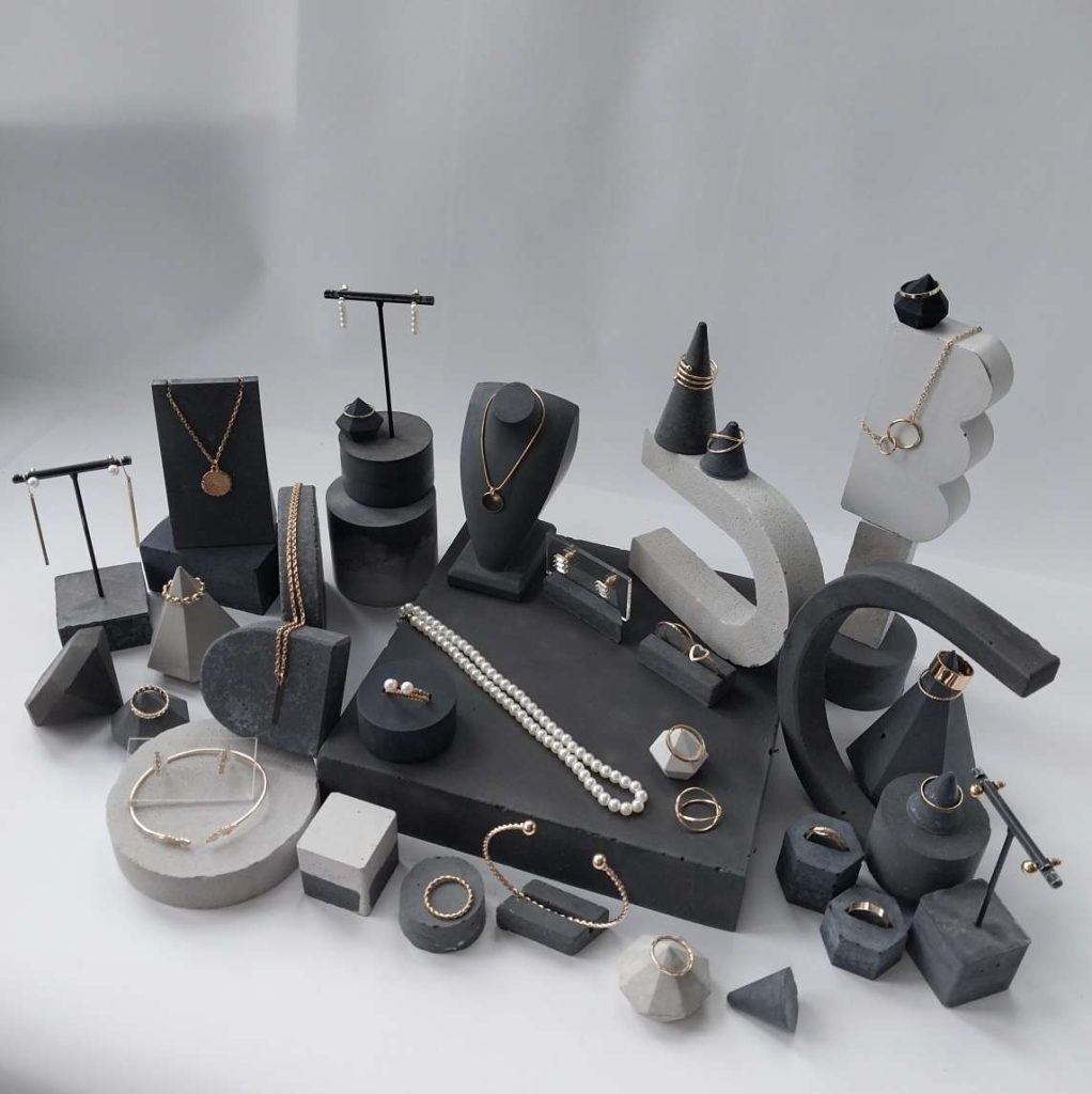 Einzigartiges monochromes Schmuckdisplay mit Beispielschmuck