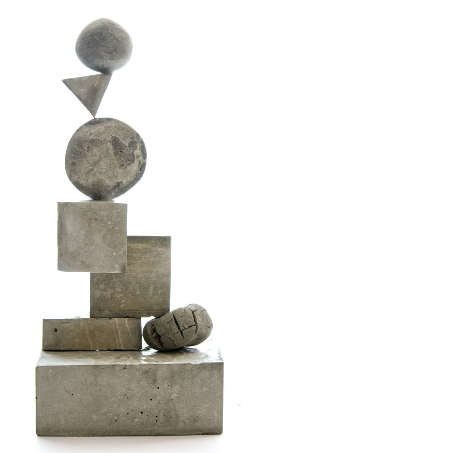 Balancierende Beton-Props – kreative Produktfotografie Geometrische Beton-Props balancieren schräg aufeinander und zeigen eine ungewöhnliche Perspektive