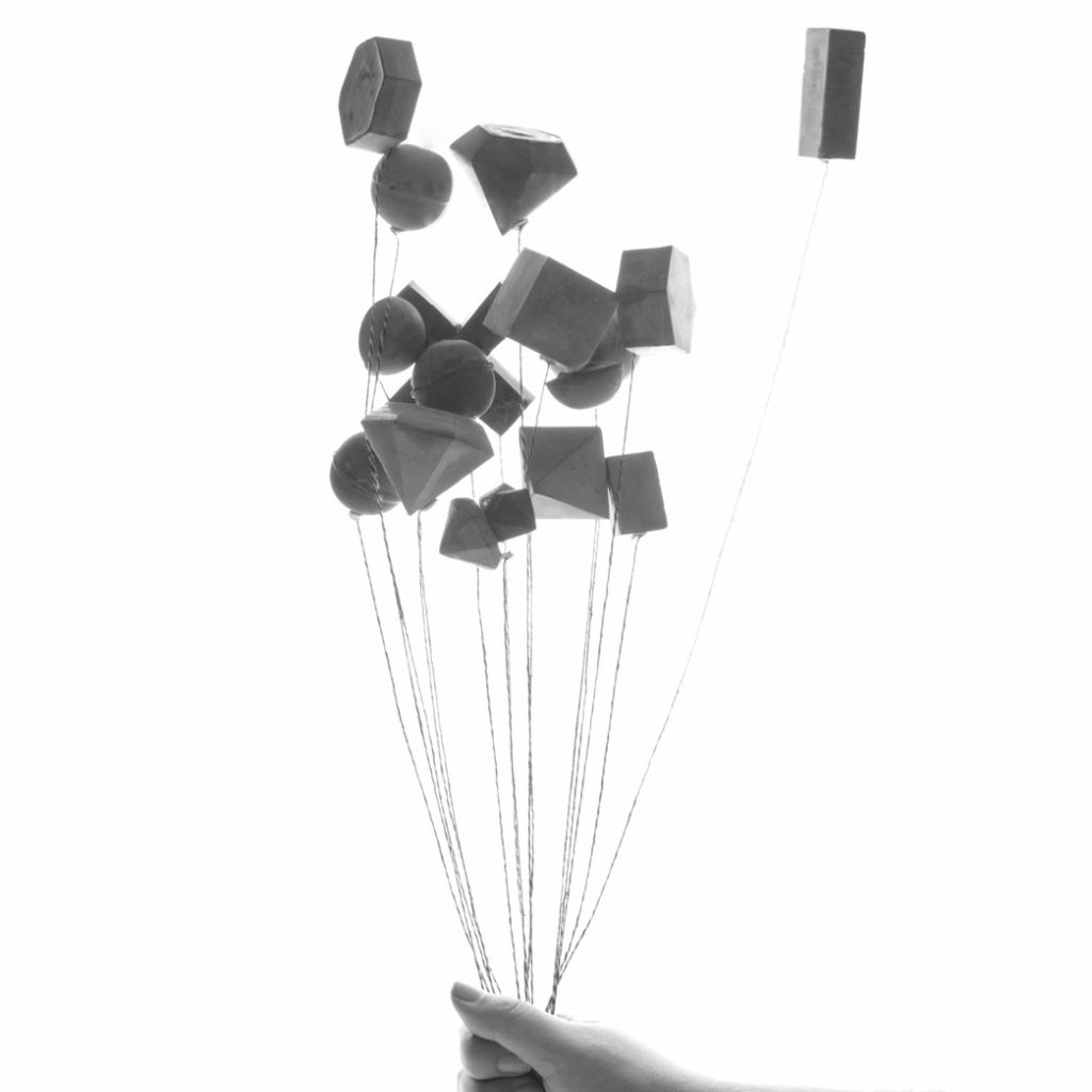 Fliegende Beton-Props – geometrische Betonskulpturen Geometrische Beton-Props schweben wie Luftballons und wirken wie fliegende Betonskulpturen