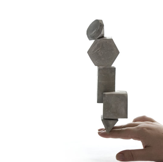 Geometrische Beton PasingaProps werden zu einer skulpturalen Stapel-Komposition kombiniert und balanciert Gestapelte geometrische Beton Prisms von Pasinga Props als kreatives Styling-Element