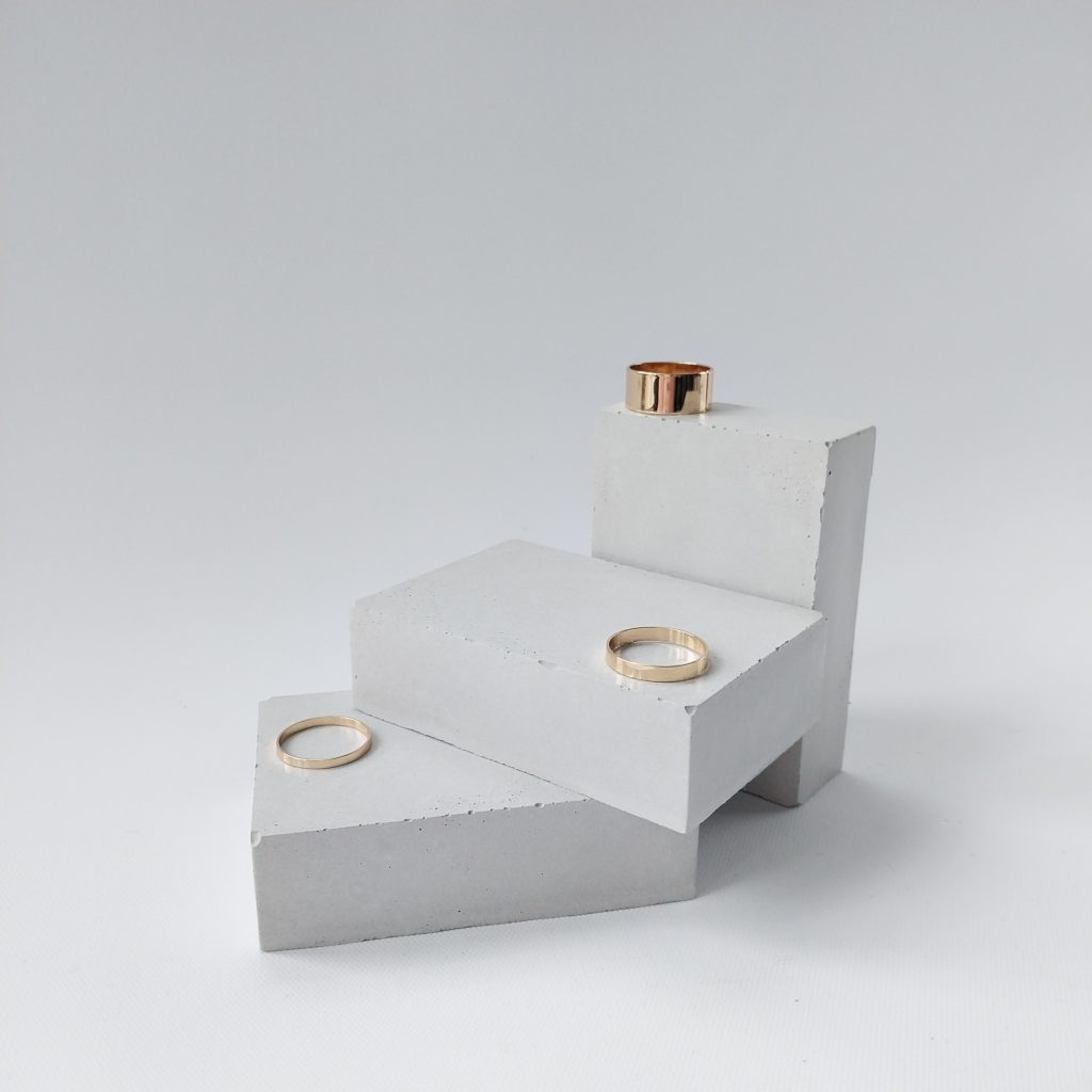 Hellgraue rechteckige Beton Schmuckuntersetzer als Treppe Hellgraue rechteckige Beton Schmuckuntersetzer als Treppe mit Beispielschmuck