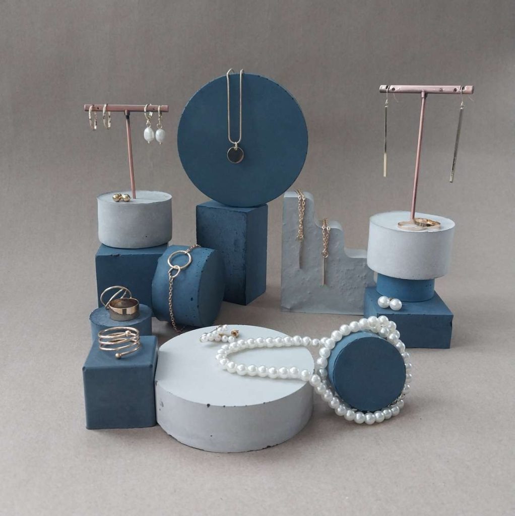 Farbig abgestimmte Beton Props zur Schmuckpräsentation Dunkelblauer und hellgrauer Beton in geometrischen Formen zur Schmuckpräsentation