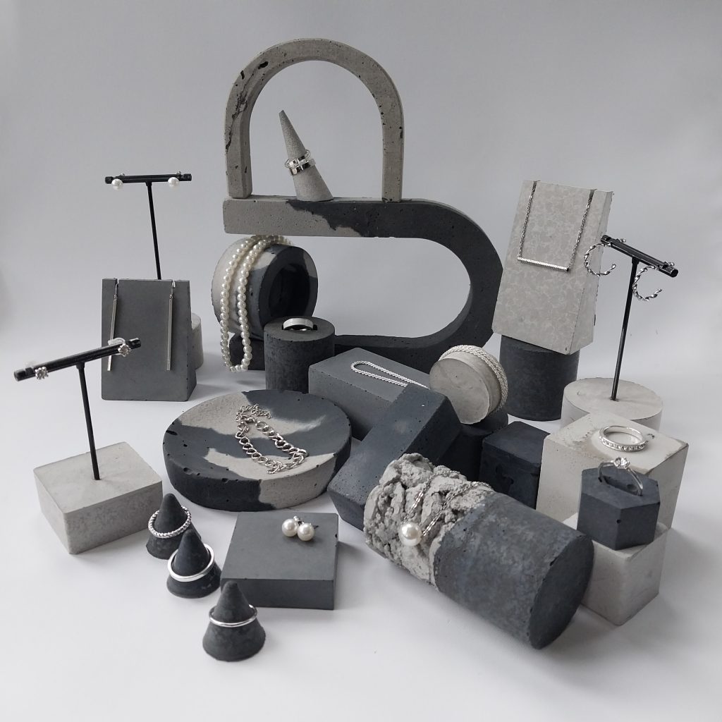 Schmuckständer aus Beton mit Textur, Beispiel Styling für Verkaufspräsentation