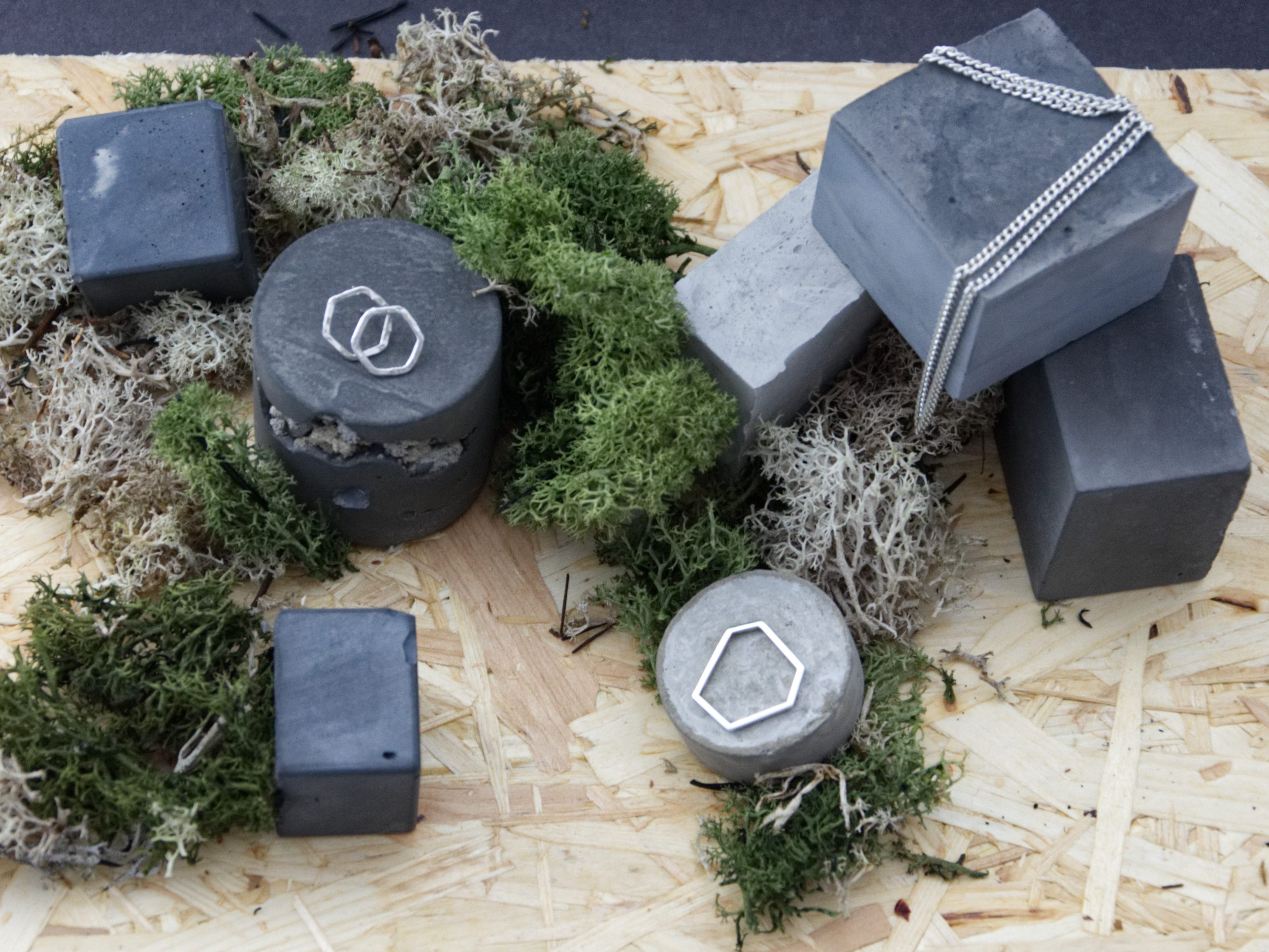 Geometrische Beton Schmuckständer mit Moos als Display Beispiel