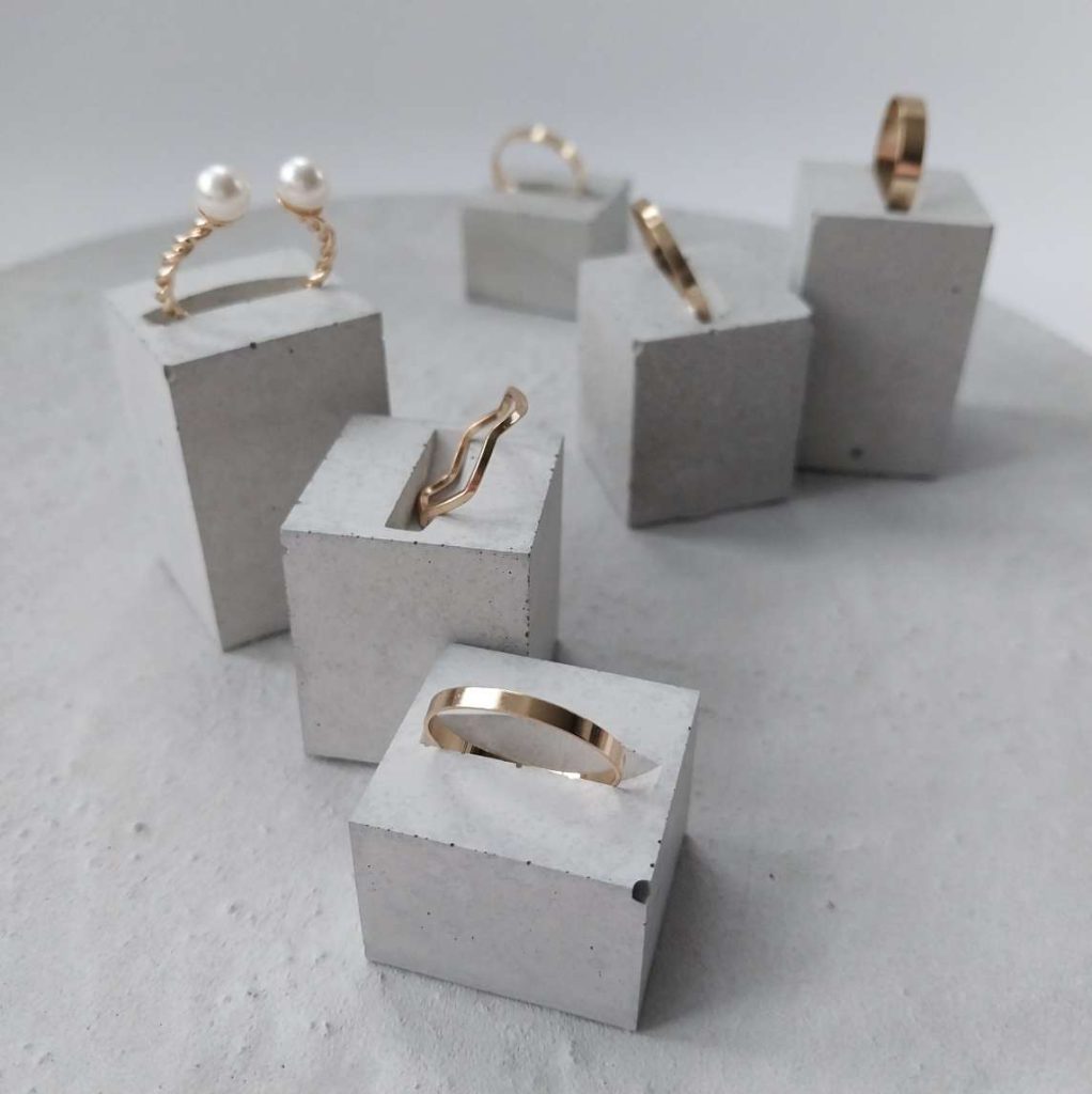 Würfel Ringständer, in 3 Höhen und mit Beispielschmuck