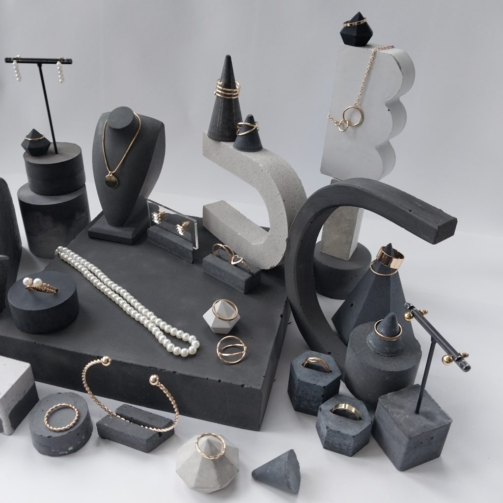 Schmuckdisplay, Dunkelgrauer und hellgrauer Beton in geometrischen Formen, Ring- u. Halskettenständer