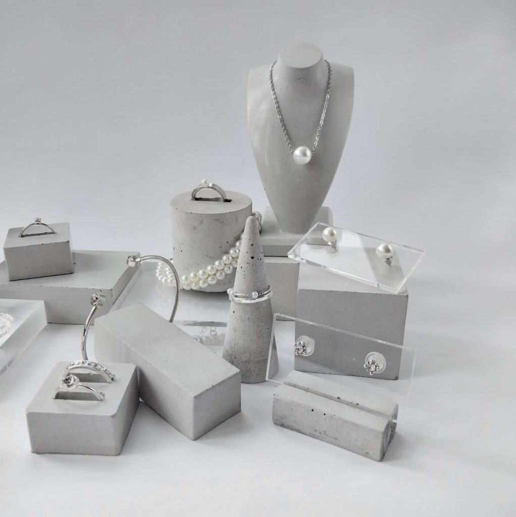 Hellgraue Beton Schmuckständer von Büste, geometrischen Untersetzern zu Ringkegel und Ohrringkarten